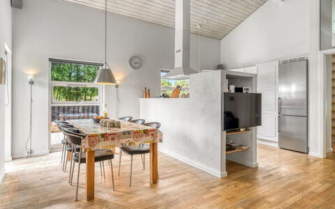 Karstina - 1Km from the Sea: Gulvbelægning, Indretning, Etage, Træ, Loft, Møbel, Køkken, Trægulve, Lysarmatur, Belysning