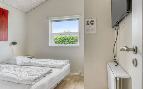 Karstina - 1Km from the Sea: Væg, Træ, Soveværelse, Seng, Loft, Etage, Hjem, Sengetøj, Bed Frame, Sengetøj