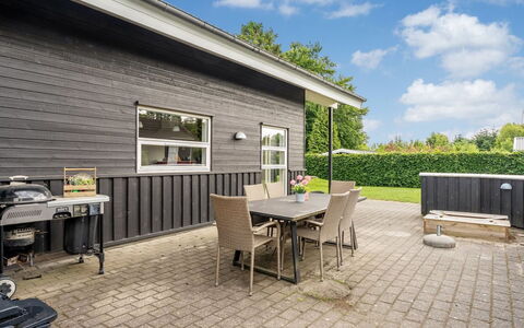 Karstina - 1Km from the Sea: Sidespor, Hjem, Hus, Dør, Sommerhus, Veranda, Lawn, Gård, Dæk, Estate