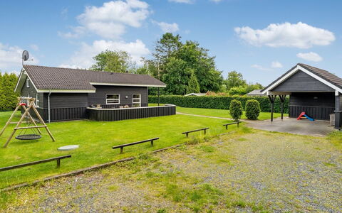 Karstina - 1Km from the Sea: Hus, Tag, Hjem, Sommerhus, Lawn, Estate, Stuehus, Gård, Have, Skygge