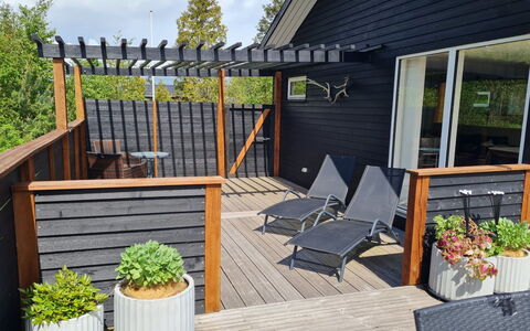Matz - 350M from the Sea: Møbel, Indretning, Gulvbelægning, Træ, Etage, Loft, Trægulve, Stol, Bord, Belysning