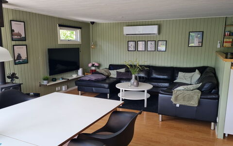 Matz - 350M from the Sea: Møbel, Indretning, Træ, Gulvbelægning, Etage, Loft, Værelse, Couch, Stue, Belysning
