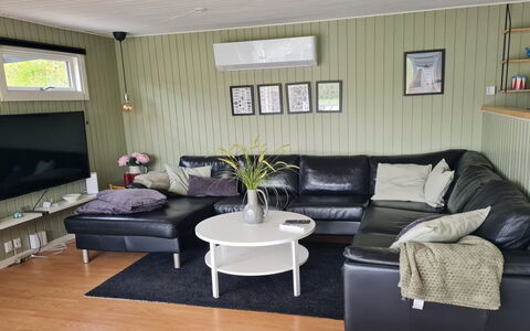 Matz - 350M from the Sea: Møbel, Gulvbelægning, Indretning, Couch, Etage, Stue, Hjem, Trægulve, Værelse