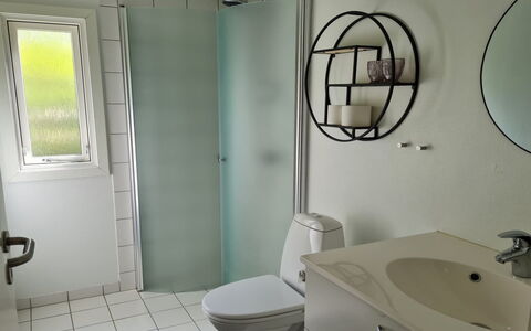 Matz - 350M from the Sea: Sanitærarmatur, Badeværelse, Gulvbelægning, Toiletbræt, Etage, Toilet, Indretning, Badeværelsesvask, Vvs, Håndvask