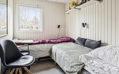 Matz - 350M from the Sea: Træ, Soveværelse, Seng, Møbel, Indretning, Sengetøj, Etage, Sengetøj, Sengetøj, Throw Pillow