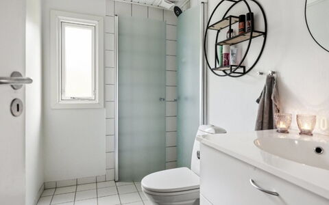 Matz - 350M from the Sea: Indretning, Sanitærarmatur, Væg, Badeværelse, Gulvbelægning, Etage, Toilet, Vvs, Toiletbræt, Tap
