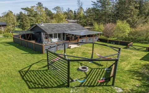 Matz - 350M from the Sea: Tag, Land Lot, Landdistrikt, Sommerhus, Skygge, Hegn, Have, Backyard, Gård, Garden Bygninger