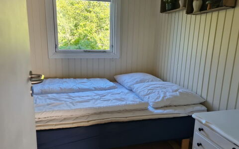 Matz - 350M from the Sea: Træ, Soveværelse, Sengetøj, Seng, Gulvbelægning, Etage, Sengetøj, Bed Frame, Bejdse, Værelse