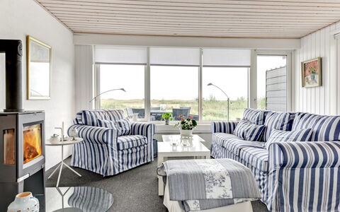 Mumme - 100M from the Sea: Møbel, Couch, Indretning, Stue, Hjem, Stol, Loft, Lejlighed, Værelse