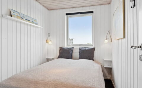 Mumme - 100M from the Sea: Træ, Etage, Gulvbelægning, Soveværelse, Loft, Sengetøj, Sengetøj, Seng, Hårdttræ, Bejdse