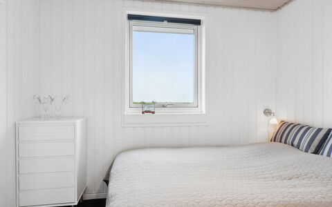 Mumme - 100M from the Sea: Træ, Loft, Soveværelse, Indretning, Etage, Gulvbelægning, Sengetøj, Seng, Sengetøj, Værelse
