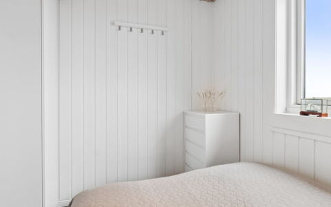 Mumme - 100M from the Sea: Væg, Træ, Soveværelse, Gulvbelægning, Etage, Indretning, Loft, Seng, Belysning, Sengetøj