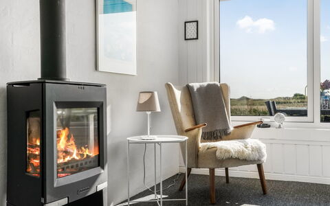 Mumme - 100M from the Sea: Hearth, Brændeovn, Stue, Ildsted, Stol, Naturmateriale, Stueplante, Varme