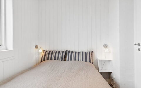 Mumme - 100M from the Sea: Væg, Træ, Soveværelse, Indretning, Etage, Loft, Gulvbelægning, Seng, Sengetøj, Sengetøj