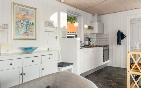 Mumme - 100M from the Sea: Møbel, Indretning, Gulvbelægning, Countertop, Etage, Træ, Køkken, Loft, Cabinetry, Lysarmatur