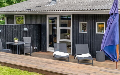 Rosmarie - 600M from the Sea: Træ, Dør, Hjem, Hårdttræ, Dæk, Veranda, Planke, Bejdse, Sommerhus, Sidespor