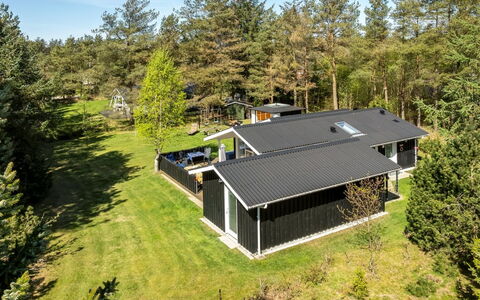 Delco - 200M from the Sea: Boligområde, Hus, Hjem, Tag, Land Lot, Estate, Sommerhus, Have, Landscaping, Lawn