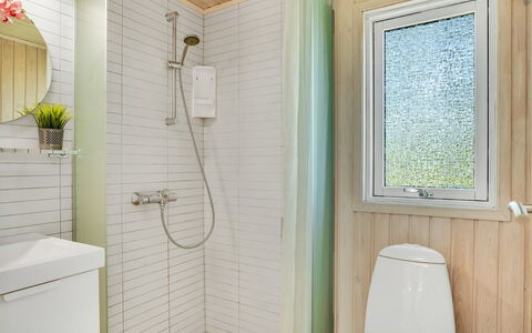 Delco - 200M from the Sea: Badeværelse, Gulvbelægning, Væg, Sanitærarmatur, Indretning, Etage, Toilet, Vvs, Tap, Værelse