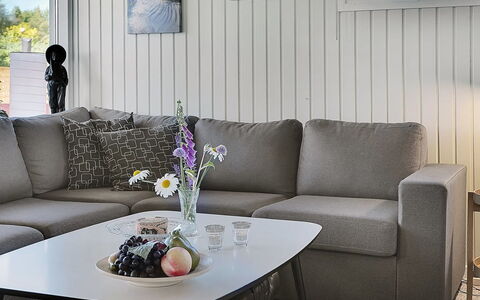 Mina - 1.4Km from the Sea: Møbel, Couch, Indretning, Gulvbelægning, Stue, Etage, Hjem, Bord, Kaffebord