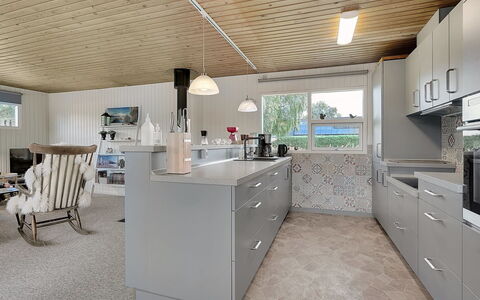 Mina - 1.4Km from the Sea: Køkken, Countertop, Loft, Indretning, Gulvbelægning, Cabinetry, Køkken Apparat, Hjem, Møbel, Etage