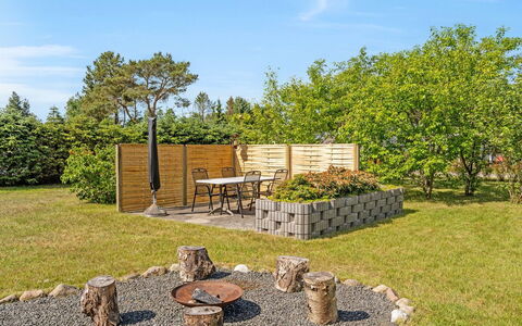Mina - 1.4Km from the Sea: Have, Busk, Land Lot, Backyard, Landscaping, Lawn, Skygge, Gård, Design, Home Fencing