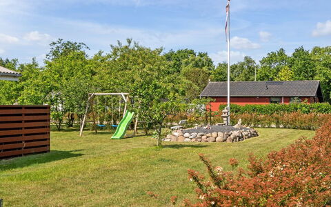 Mina - 1.4Km from the Sea: Græs, Have, Busk, Land Lot, Lawn, Skygge, Bunddække, Landscaping, Gård, Backyard