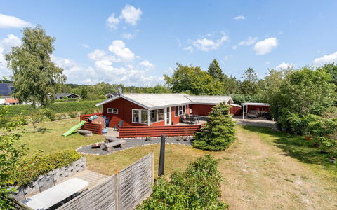 Mina - 1.4Km from the Sea: Møbel, Indretning, Gulvbelægning, Træ, Etage, Loft, Trægulve, Stol, Bord, Belysning