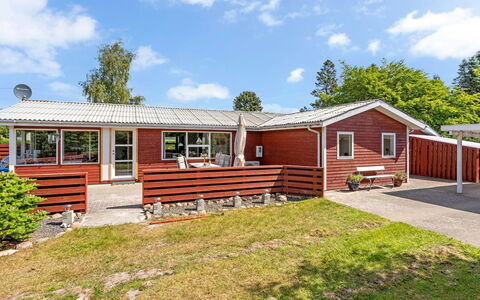 Mina - 1.4Km from the Sea: Møbel, Indretning, Gulvbelægning, Træ, Etage, Loft, Trægulve, Stol, Bord, Belysning