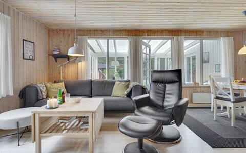 Ane - 1.7Km from the Sea: Møbel, Indretning, Gulvbelægning, Couch, Træ, Loft, Stue, Etage, Værelse, Hjem