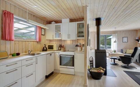 Ane - 1.7Km from the Sea: Køkken, Træ, Indretning, Countertop, Gulvbelægning, Loft, Møbel, Etage, Værelse, Køkken Apparat