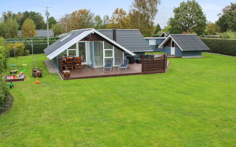 Jyde - 1.5Km from the Sea: Græs, Tag, Hus, Hjem, Sommerhus, Lawn, Have, Gård, Garden Bygninger, Skygge