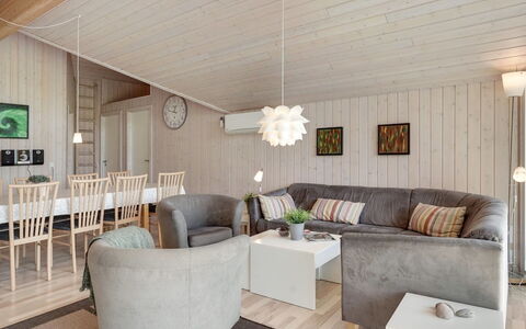 Richard - 4Km from the Sea: Møbel, Indretning, Gulvbelægning, Træ, Etage, Loft, Stue, Couch, Værelse, Trægulve