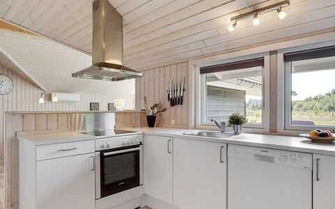 Richard - 4Km from the Sea: Træ, Køkken, Gulvbelægning, Loft, Countertop, Indretning, Lysarmatur, Køkken Apparat, Etage, Hjem