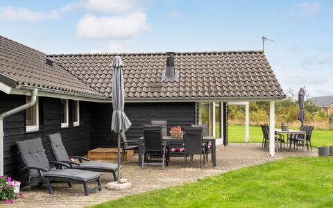 Richard - 4Km from the Sea: Tag, Sommerhus, Sidespor, Lawn, Gård, Veranda, Skygge, Stuehus, Estate, Landscaping