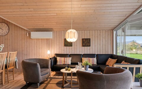 Richard - 4Km from the Sea: Møbel, Indretning, Træ, Gulvbelægning, Loft, Etage, Couch, Stue, Lysarmatur, Hjem