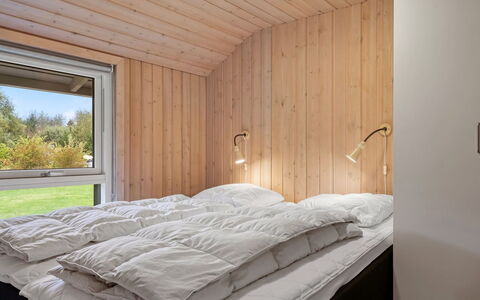 Richard - 4Km from the Sea: Seng, Soveværelse, Sengetøj, Træ, Sengetøj, Loft, Indretning, Gulvbelægning, Etage, Bed Frame