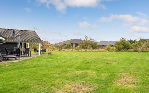 Richard - 4Km from the Sea: Tag, Land Lot, Almindeligt, Sommerhus, Lawn, Skygge, Estate, Have, Gård, Stuehus