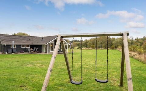 Richard - 4Km from the Sea: Legepladsudstyr, Svinge, Almindeligt, Legeplads, Lawn, Parkere, Have, Skygge, Gård, Landscaping