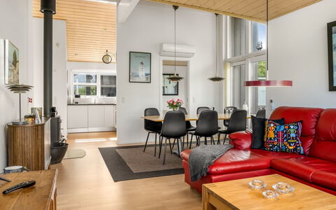 Dorithea - 3.5Km from the Sea: Møbel, Indretning, Gulvbelægning, Couch, Etage, Træ, Loft, Stue, Værelse, Trægulve