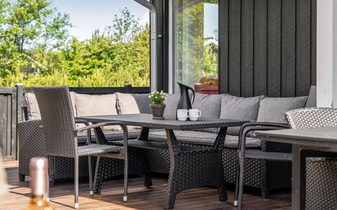 Dorithea - 3.5Km from the Sea: Træ, Møbel, Udendørs Møbler, Udendørs Bord, Dæk, Skygge, Gårdhave, Veranda, Hårdttræ, Blomsterkrukke