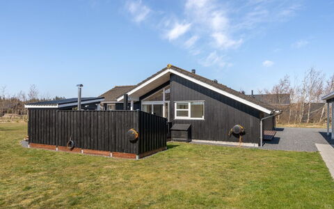 Dorithea - 3.5Km from the Sea: Hjem, Tag, Hus, Sommerhus, Estate, Dør, Veranda, Sidespor, Stuehus, Skygge
