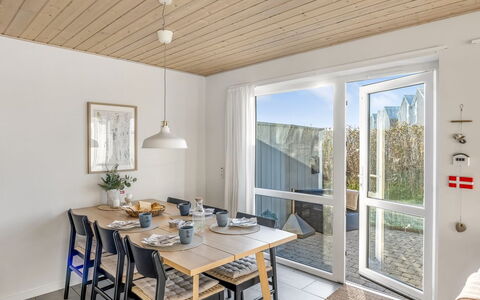 Andersine - 1Km from the Sea: Indretning, Gulvbelægning, Møbel, Træ, Etage, Loft, Spisestue, Køkken & Spisebord, Trægulve, Stol