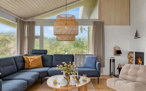Fanney - 100M from the Sea: Træ, Møbel, Indretning, Stue, Gulvbelægning, Couch, Naturmateriale, Stol