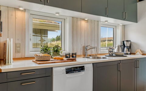Fanney - 100M from the Sea: Køkken Apparat, Køkken, Countertop, Større Bandage, Indretning, Cabinetry, Husholdningsapparat, Møbel, Gulvbelægning, Lille Apparat