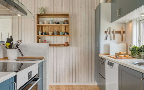 Fanney - 100M from the Sea: Køkken, Countertop, Køkken Apparat, Indretning, Træ, Møbel, Gulvbelægning, Større Bandage, Loft, Cabinetry