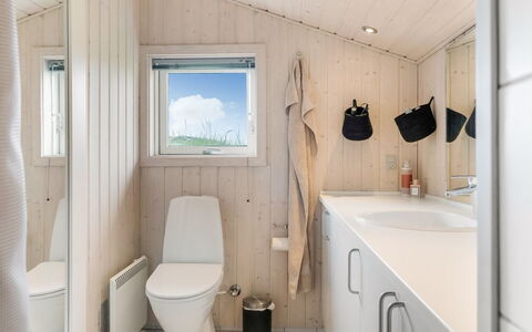 Fanney - 100M from the Sea: Træ, Sanitærarmatur, Gulvbelægning, Etage, Toilet, Indretning, Vvs, Badeværelse, Håndvask, Hjem