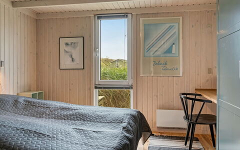 Fanney - 100M from the Sea: Soveværelse, Træ, Seng, Etage, Sengetøj, Indretning, Gulvbelægning, Sengetøj, Bed Frame, Loft