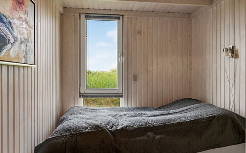 Fanney - 100M from the Sea: Soveværelse, Seng, Træ, Sengetøj, Sengetøj, Etage, Gulvbelægning, Indretning, Sengetøj, Loft