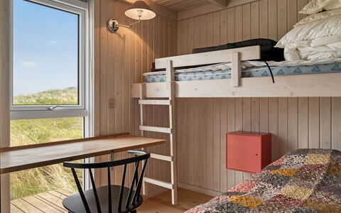 Fanney - 100M from the Sea: Soveværelse, Træ, Indretning, Seng, Møbel, Loft, Gulvbelægning, Etage, Køjeseng, Bed Frame