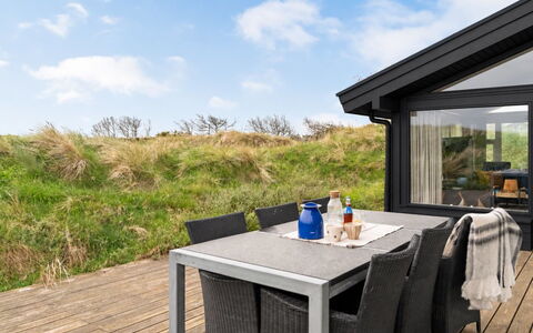 Fanney - 100M from the Sea: Sommerhus, Udendørs Møbler, Dæk, Hårdttræ, Veranda, Køkken & Spisebord, Stol, Bejdse, Eco Hotel, Planke